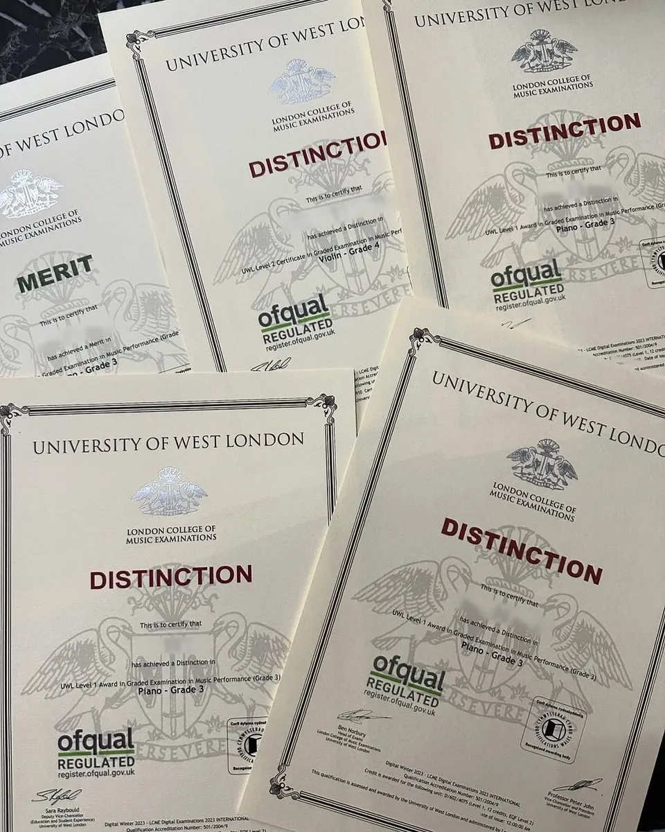 London College of Music Examinations sertifikaları: Piyano Grade 3 sınavlarında Distinction ve Merit dereceleri (öğrenci adları gizlendi)